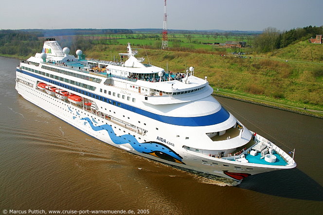 Das Kreuzfahrtschiff AIDAcara am 17. April 2005 im Nord-Ostsee-Kanal.