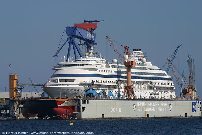 Das Kreuzfahrtschiff AIDAcara am 22. April 2005 auf der Neptun Werft im Ostseebad Warnemünde.