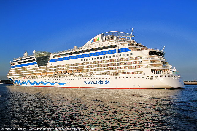 Das Kreuzfahrtschiff AIDAdiva am 17. Juli 2015 im Kreuzfahrthafen Warnemünde in der Hansestadt Rostock.