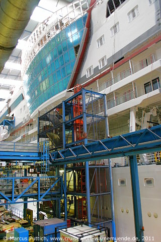 Das Kreuzfahrtschiff AIDAmar am 17. Dezember 2011 auf der Meyer Werft in Papenburg (Deutschland).