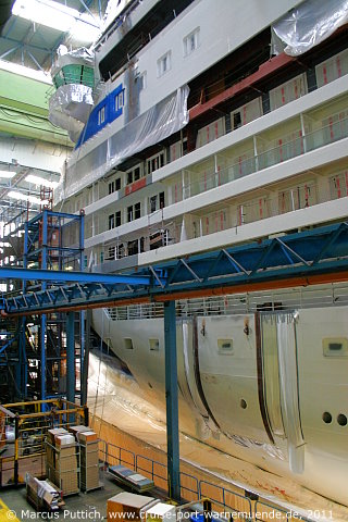 Das Kreuzfahrtschiff AIDAmar am 17. Dezember 2011 auf der Meyer Werft in Papenburg (Deutschland).