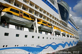 Das Kreuzfahrtschiff AIDAmar am 12. Mai 2012 in Hamburg (Deutschland).