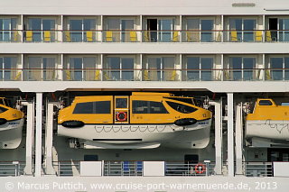 Das Kreuzfahrtschiff AIDAmar von der Kreuzfahrtreederei AIDA Cruises am 08. Juni 2013 im Kreuzfahrthafen Warnemünde in der Hansestadt Rostock.