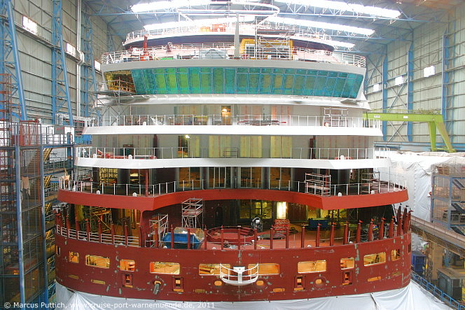 Das Kreuzfahrtschiff AIDAmar von der Kreuzfahrtreederei AIDA Cruises am 17. Dezember 2011 auf der Meyer Werft in Papenburg (Deutschland).