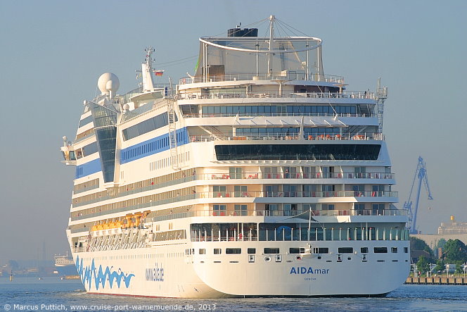 Das Kreuzfahrtschiff AIDAmar am 08. Juni 2013 im Kreuzfahrthafen Warnemünde in der Hansestadt Rostock.