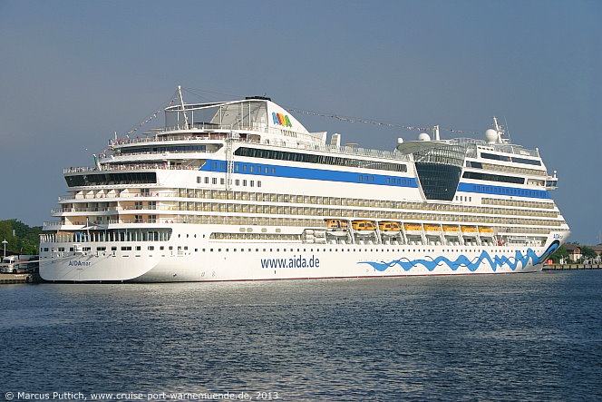 Das Kreuzfahrtschiff AIDAmar von der Kreuzfahrtreederei AIDA Cruises am 08. Juni 2013 im Kreuzfahrthafen Warnemünde in der Hansestadt Rostock.