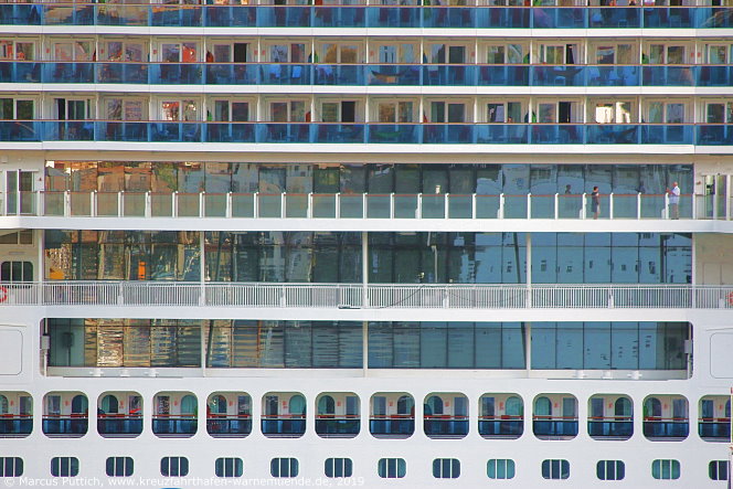 Das Kreuzfahrtschiff AIDAnova von der Kreuzfahrtreederei AIDA Cruises am 25. Februar 2019 in Funchal auf der Insel Madeira (Portugal).