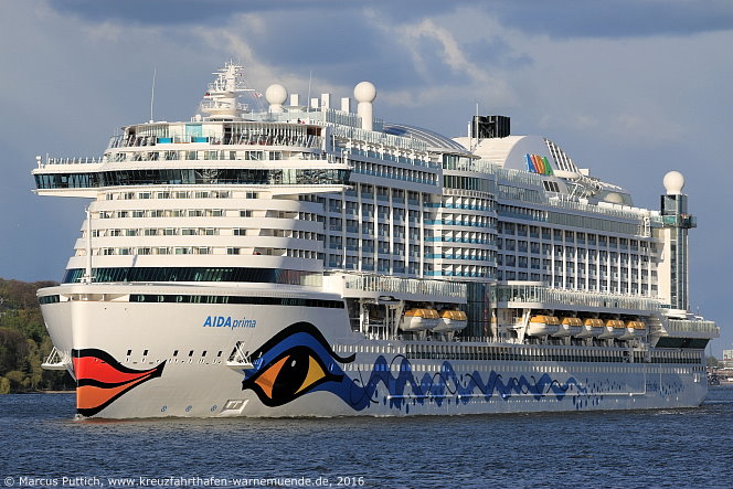 Das Kreuzfahrtschiff AIDAprima am 23. April 2016 in Hamburg (Deutschland).
