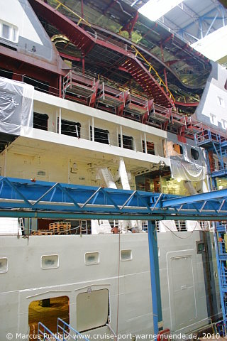 Das Kreuzfahrtschiff AIDAsol am 06. Mai 2010 auf der Meyer Werft in Papenburg (Deutschland).