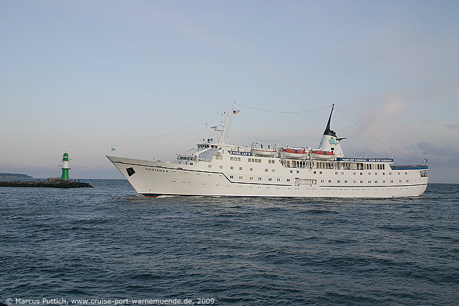 Das Kreuzfahrtschiff ADRIANA III am 31. Juli 2009 im Ostseebad Warnemünde (Erstanlauf).