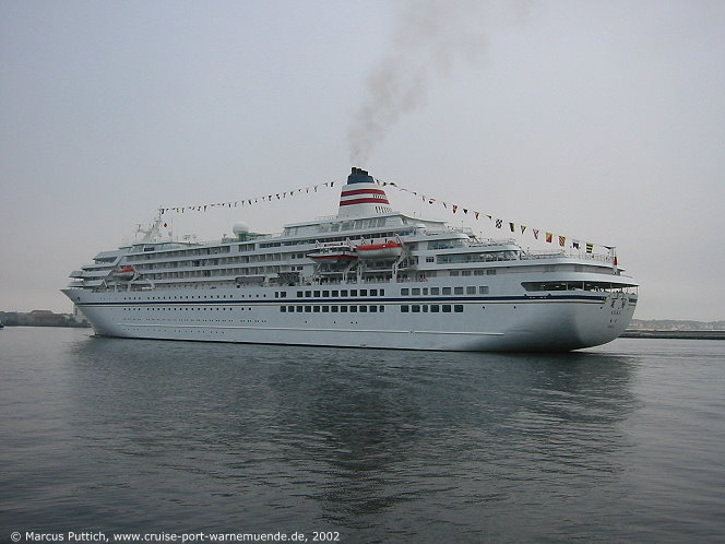 Das Kreuzfahrtschiff ASUKA am 29. Mai 2002 und am 30. Mai 2002 im Kreuzfahrthafen Warnemünde in der Hansestadt Rostock (Erstanlauf).