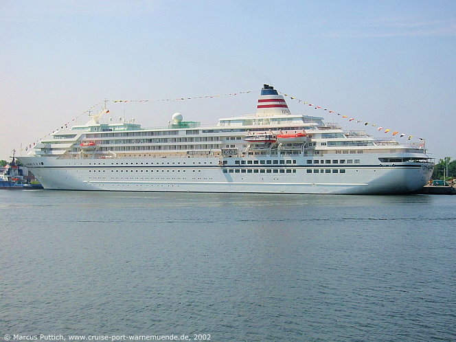 Das Kreuzfahrtschiff ASUKA am 29. Mai 2002 und am 30. Mai 2002 im Kreuzfahrthafen Warnemünde in der Hansestadt Rostock (Erstanlauf).