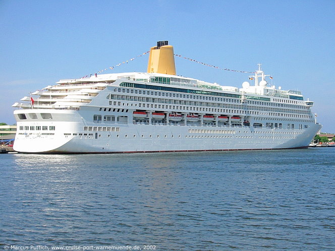 Das Kreuzfahrtschiff AURORA am 30. Mai 2002 im Kreuzfahrthafen Warnemünde in der Hansestadt Rostock.