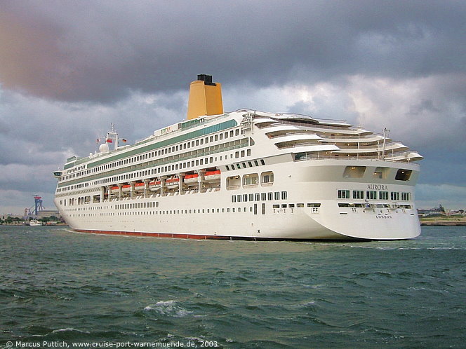 Das Kreuzfahrtschiff AURORA am 24. Juni 2003 im Kreuzfahrthafen Warnemünde in der Hansestadt Rostock.
