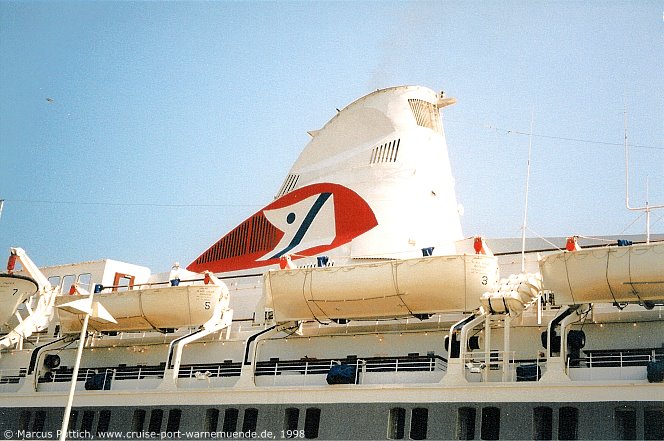 Kreuzfahrtschiff BLACK PRINCE am 02. Juni 1998 im Ostseebad Warnemünde (Erstanlauf).