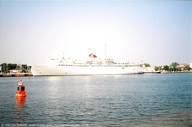 Kreuzfahrtschiff BLACK PRINCE am 02. Juni 1998 im Ostseebad Warnemünde (Erstanlauf).
