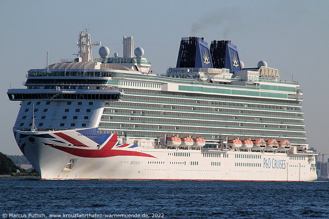 Das Kreuzfahrtschiff BRITANNIA am 10. August 2022 in Kiel (Deutschland).