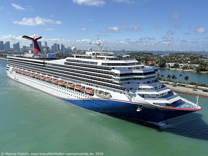 Das Kreuzfahrtschiff CARNIVAL CONQUEST von der Kreuzfahrtreederei Carnival Cruise Lines am 17. April 2026 in Miami, FL (USA).