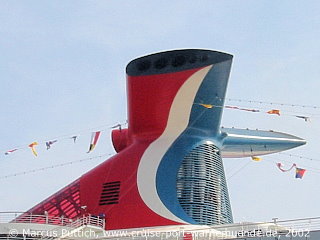 Das Kreuzfahrtschiff CARNIVAL LEGEND von der Kreuzfahrtreederei Carnival Cruise Lines am 27. August 2002 im Kreuzfahrthafen Warnemünde in der Hansestadt Rostock (Erstanlauf).