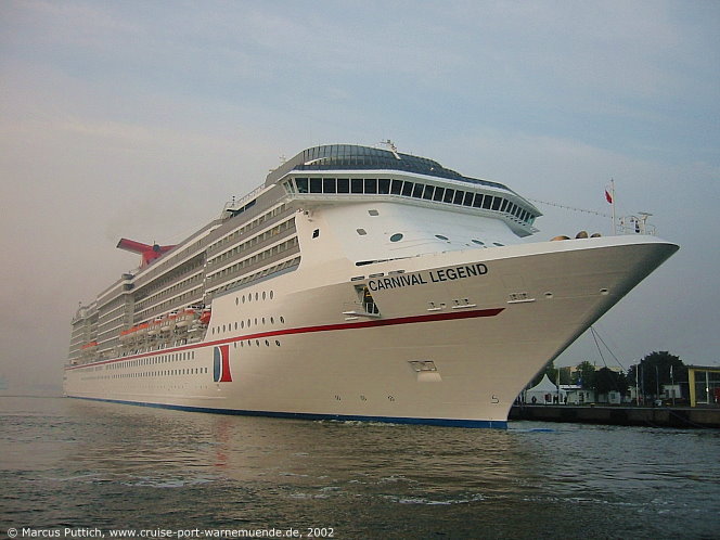 Das Kreuzfahrtschiff CARNIVAL LEGEND von der Kreuzfahrtreederei Carnival Cruise Lines am 27. August 2002 im Kreuzfahrthafen Warnemünde in der Hansestadt Rostock (Erstanlauf).
