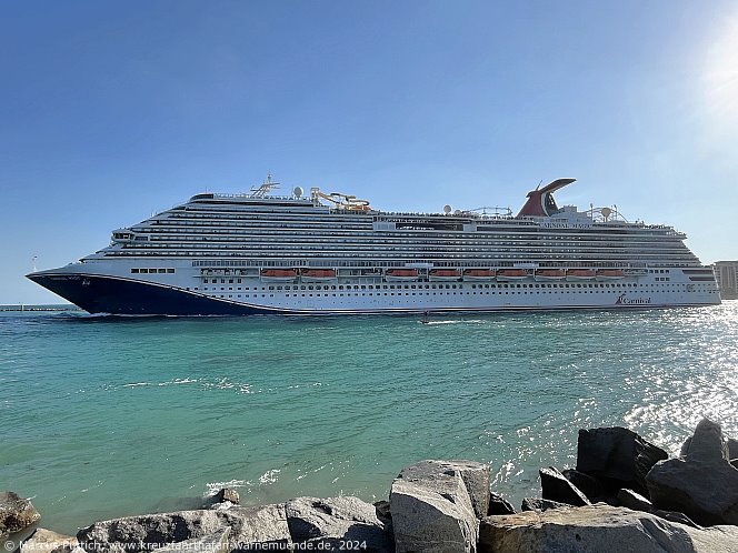 Das Kreuzfahrtschiff CARNIVAL MAGIC am 06. April 2024 in Miami, FL (USA).