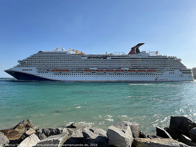 Das Kreuzfahrtschiff CARNIVAL MAGIC am 06. April 2024 in Miami, FL (USA).