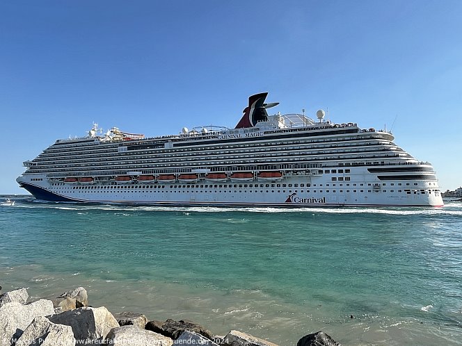 Das Kreuzfahrtschiff CARNIVAL MAGIC am 06. April 2024 in Miami, FL (USA).