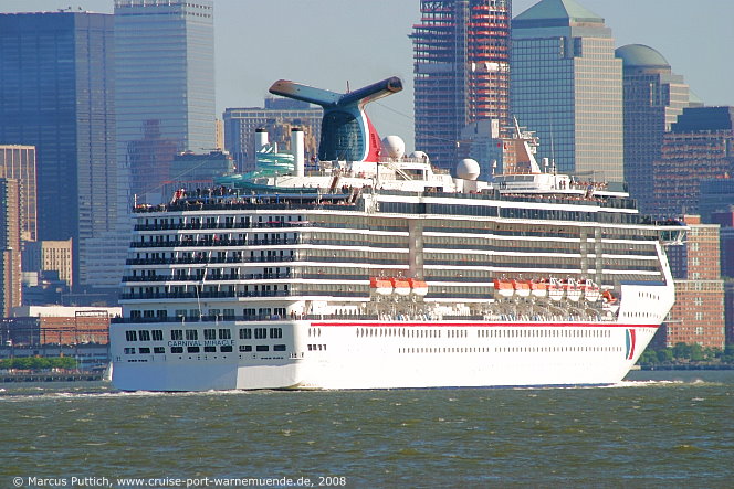 Das Kreuzfahrtschiff CARNIVAL MIRACLE von der Kreuzfahrtreederei Carnival Cruise Lines am 25. Mai 2008 in New York, NY (USA).