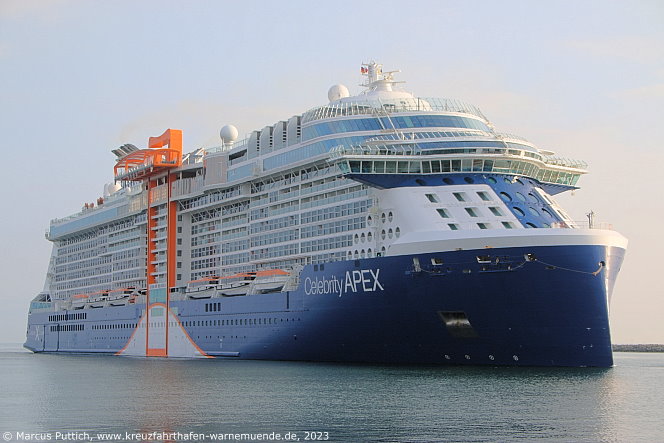 Das Kreuzfahrtschiff CELEBRITY APEX am 23. August 2023 im Kreuzfahrthafen Warnem&uuml;nde in der Hansestadt Rostock.