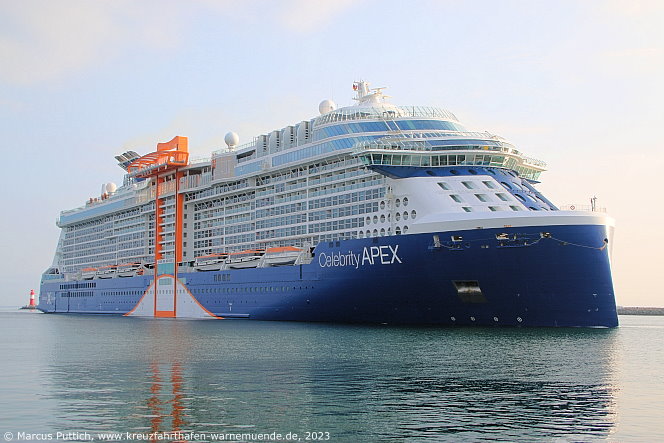 Das Kreuzfahrtschiff CELEBRITY APEX am 23. August 2023 im Kreuzfahrthafen Warnem&uuml;nde in der Hansestadt Rostock.