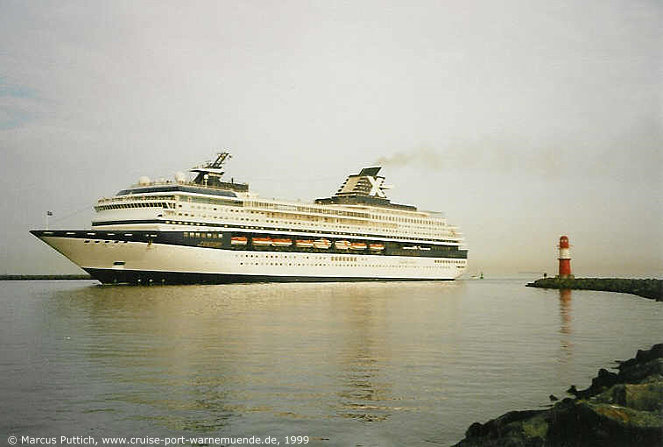 Das Kreuzfahrtschiff CENTURY am 13. Juli 1999 im Kreuzfahrthafen Warnemünde in der Hansestadt Rostock (Erstanlauf).