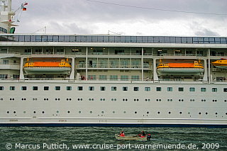 Das Kreuzfahrtschiff BRAEMAR am 12. August 2009 im Kreuzfahrthafen Warnem&uuml;nde in der Hansestadt Rostock.