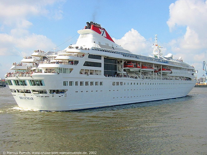 Das Kreuzfahrtschiff BRAEMAR am 11. Juli 2002 in Hamburg (Deutschland).