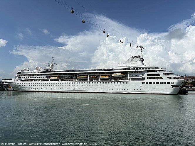 Das Kreuzfahrtschiff ODYSSEY von der Kreuzfahrtreederei Villa Vie Residences am 17. Juni 2026 in Singapur (Singapur).