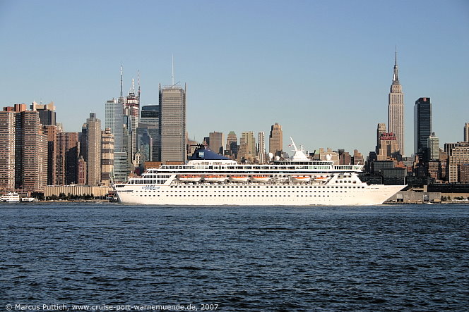 Das Kreuzfahrtschiff NORWEGIAN CROWN am 21. Oktober 2007 in New York, NY (USA).