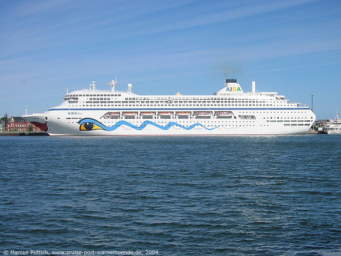 Das Kreuzfahrtschiff AIDAblu von der Kreuzfahrtreederei AIDA Cruises am 21. Mai 2004 im Kreuzfahrthafen Warnemünde in der Hansestadt Rostock.