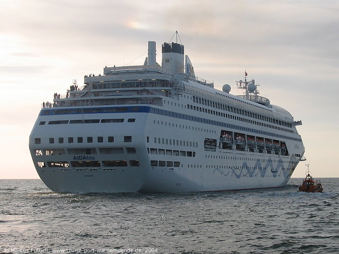 Das Kreuzfahrtschiff AIDAblu von der Kreuzfahrtreederei AIDA Cruises am 18. Juni 2004 im Kreuzfahrthafen Warnemünde in der Hansestadt Rostock.