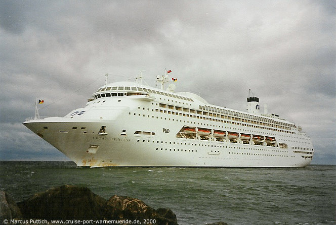 Das Kreuzfahrtschiff CROWN PRINCESS von der Kreuzfahrtreederei Princess Cruises am 18. Juli 2000 im Kreuzfahrthafen Warnemünde in der Hansestadt Rostock.