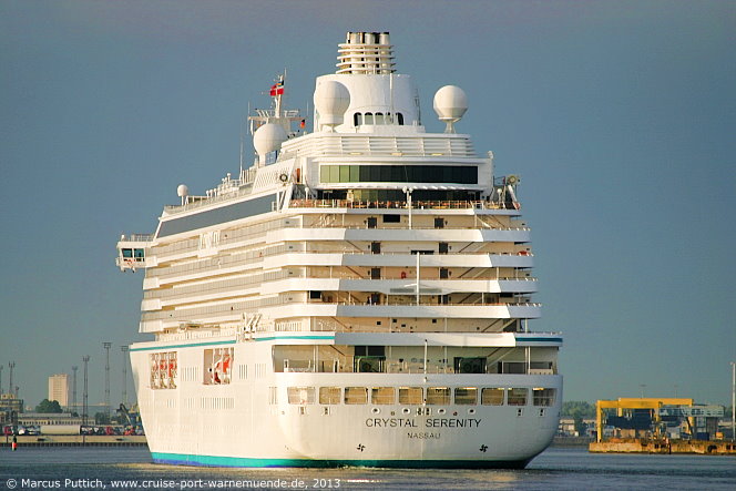 Das Kreuzfahrtschiff CRYSTAL SERENITY von der Kreuzfahrtreederei Crystal Cruises am 01. August 2013 im Kreuzfahrthafen Warnemünde in der Hansestadt Rostock.