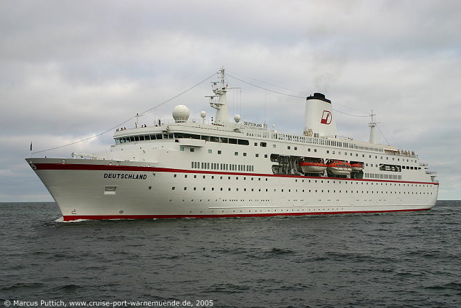 Das Kreuzfahrtschiff DEUTSCHLAND am 16. August 2005 im Kreuzfahrthafen Warnemünde in der Hansestadt Rostock (Erstanlauf).