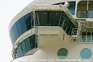 Das Kreuzfahrtschiff DISNEY FANTASY am 11. Februar 2012 in Bremerhaven (Deutschland).