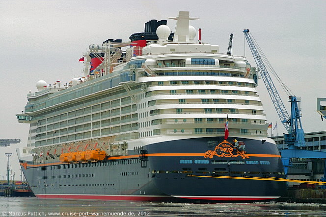 Das Kreuzfahrtschiff DISNEY FANTASY am 11. Februar 2012 in Bremerhaven (Deutschland).