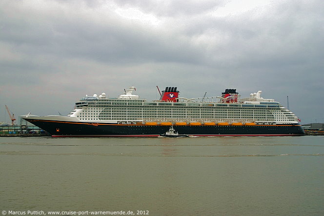 Das Kreuzfahrtschiff DISNEY FANTASY am 11. Februar 2012 in Bremerhaven (Deutschland).