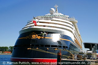 Erstanlauf von dem Kreuzfahrtschiff DISNEY MAGIC am 16. Juni 2010 im Kreuzfahrthafen Warnemünde in der Hansestadt Rostock.