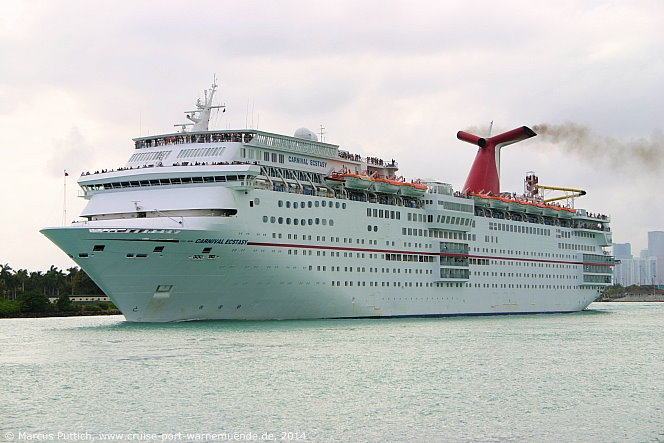 Das Kreuzfahrtschiff CARNIVAL ECSTASY am 28. März 2014 in Miami, FL (USA).