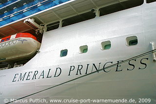 Das Kreuzfahrtschiff EMERALD PRINCESS am 22. August 2009 im Kreuzfahrthafen Warnemünde in der Hansestadt Rostock.