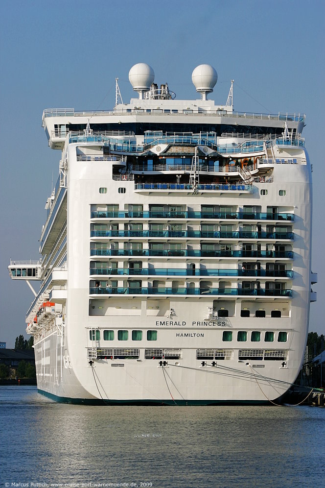 Das Kreuzfahrtschiff EMERALD PRINCESS am 02. August 2009 im Kreuzfahrthafen Warnemünde in der Hansestadt Rostock.