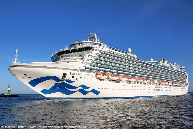 Das Kreuzfahrtschiff EMERALD PRINCESS von der Kreuzfahrtreederei Princess Cruises am 12. Mai 2025 im Kreuzfahrthafen Warnemünde in der Hansestadt Rostock.