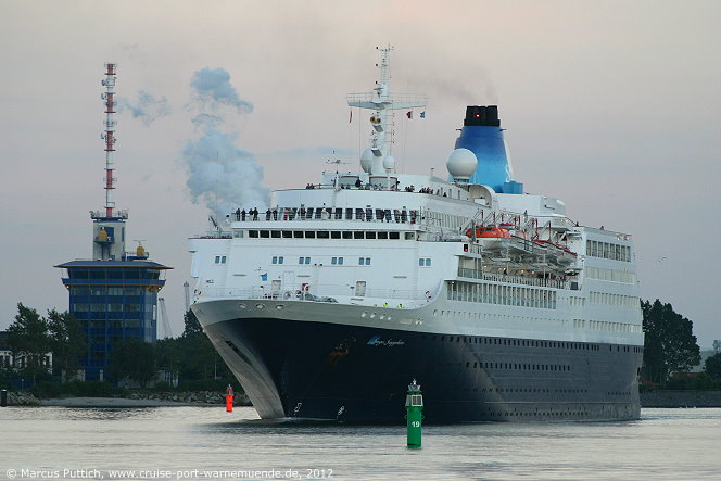 Das Kreuzfahrtschiff SAGA SAPPHIRE am 22. Juli 2012 im Kreuzfahrthafen Warnemünde in der Hansestadt Rostock.