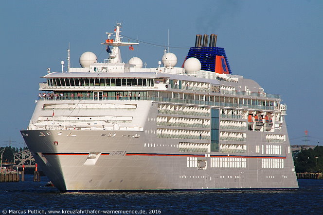 Das Kreuzfahrtschiff EUROPA 2 am 20. Juli 2016 in Hamburg (Deutschland).